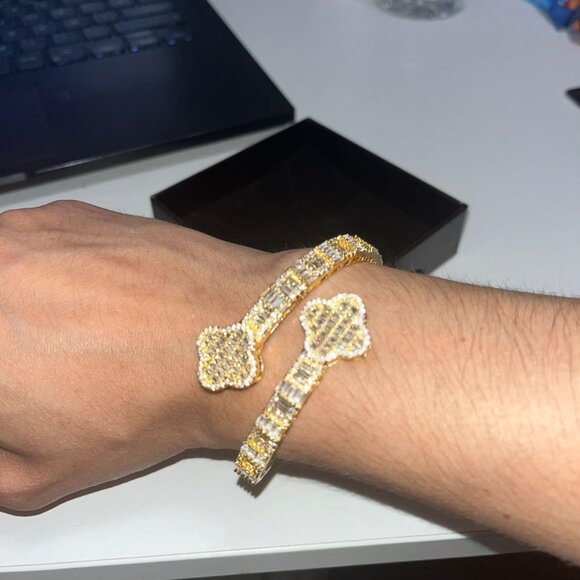 NEIMAN MARCUS Four-Leaf Lucky Bangle Bracelet - Picture 2 of 5